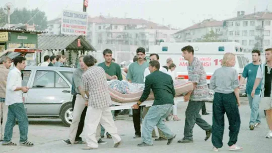 Enkazın altından tünel kazarak çıkabildi