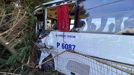 27 kişinin yaralandığı kaza kamerada