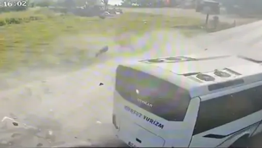 27 kişinin yaralandığı kaza kamerada