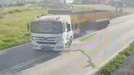 27 kişinin yaralandığı kaza kamerada