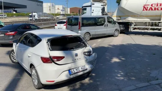 3 araç birbirine girdi, 11 yaşındaki çocuk yaralandı