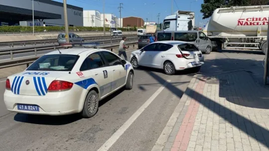 3 araç birbirine girdi, 11 yaşındaki çocuk yaralandı