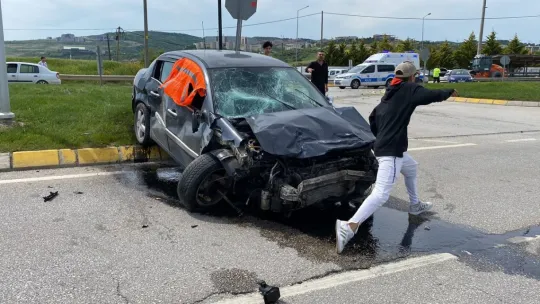 3 araç çarpıştı, 3 kişi yola savruldu