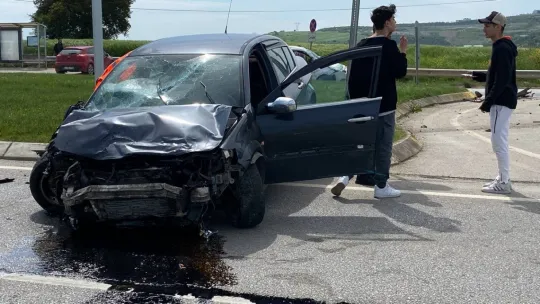 3 araç çarpıştı, 3 kişi yola savruldu