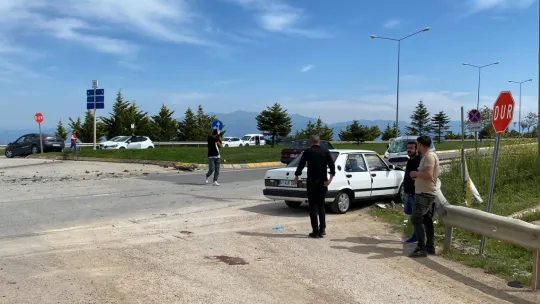3 araç çarpıştı, 3 kişi yola savruldu