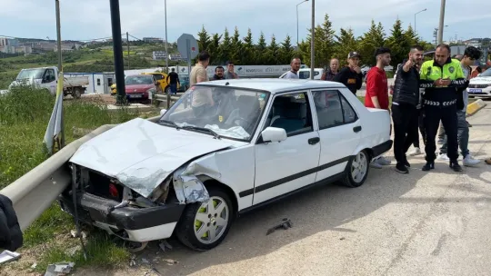 3 araç çarpıştı, 3 kişi yola savruldu