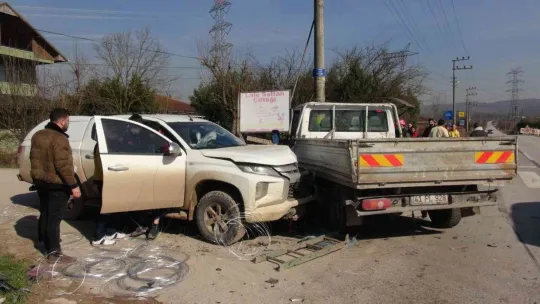 3 araç kazaya karıştı: Kablolar yola saçıldı