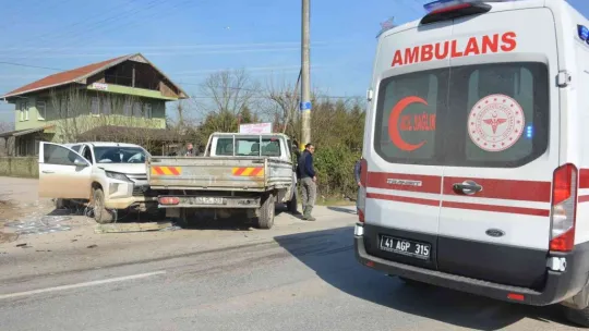 3 araç kazaya karıştı: Kablolar yola saçıldı