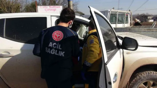 3 araç kazaya karıştı: Kablolar yola saçıldı