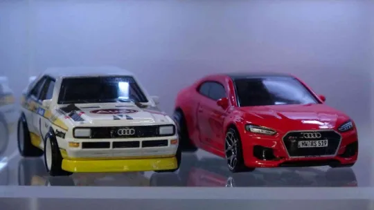 Biriktirdiği arabalarına eldivensiz dokunamıyor