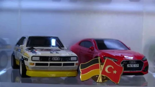 Biriktirdiği arabalarına eldivensiz dokunamıyor