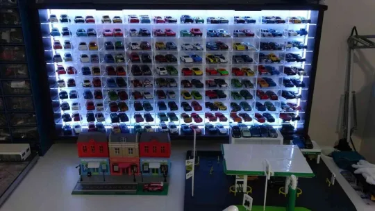 Biriktirdiği arabalarına eldivensiz dokunamıyor