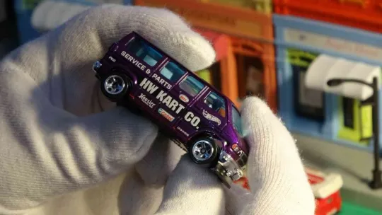 Biriktirdiği arabalarına eldivensiz dokunamıyor