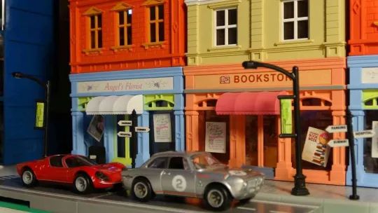 Biriktirdiği arabalarına eldivensiz dokunamıyor