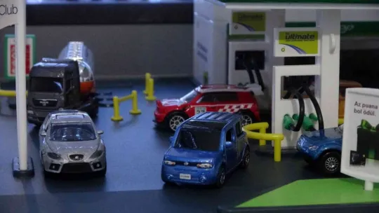 Biriktirdiği arabalarına eldivensiz dokunamıyor