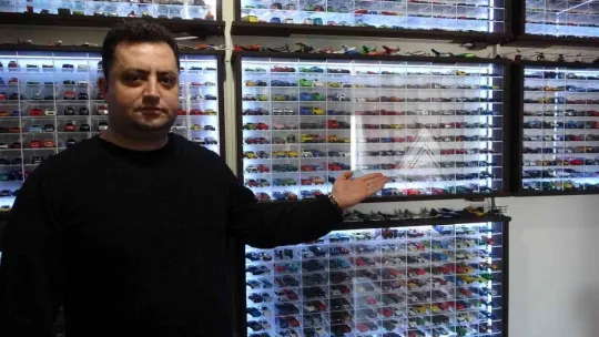 Biriktirdiği arabalarına eldivensiz dokunamıyor