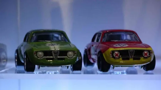 Biriktirdiği arabalarına eldivensiz dokunamıyor