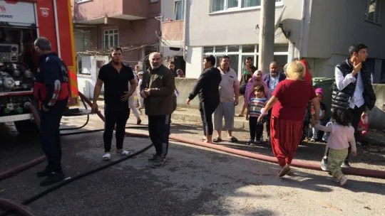 3 katlı binada çıkan yangın panik oluşturdu