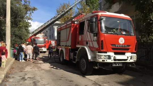 3 katlı binada çıkan yangın panik oluşturdu