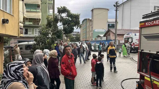 3 katlı binada yangın paniği: Mahsur kalanları itfaiye kurtardı