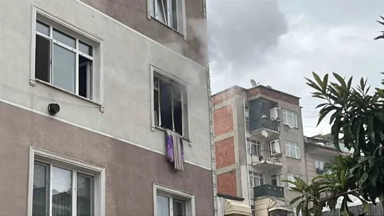 3 katlı binada yangın paniği: Mahsur kalanları itfaiye kurtardı