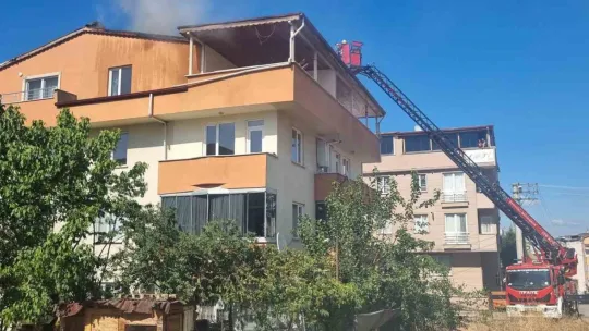 3 katlı binanın çatısı alevlere teslim oldu