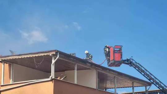 3 katlı binanın çatısı alevlere teslim oldu