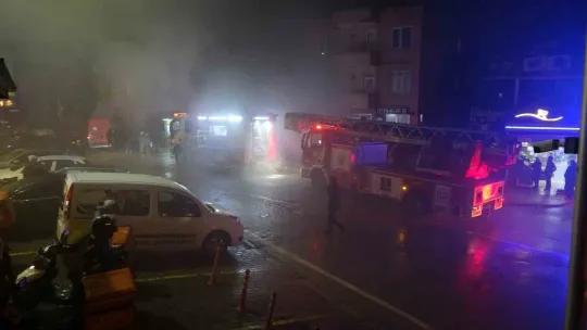 Çıkan yangında dumanlar mahalleyi sardı