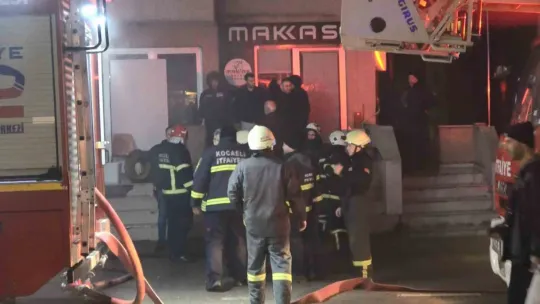 Çıkan yangında dumanlar mahalleyi sardı