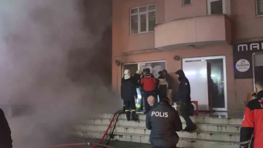 Çıkan yangında dumanlar mahalleyi sardı