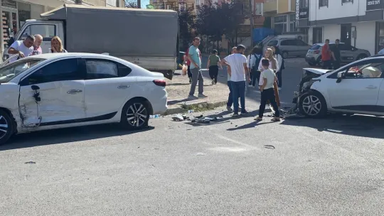 3 kişinin yaralandığı kaza anı kamerada