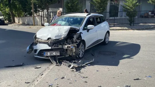 3 kişinin yaralandığı kaza anı kamerada
