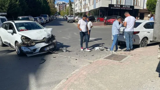 3 kişinin yaralandığı kaza anı kamerada