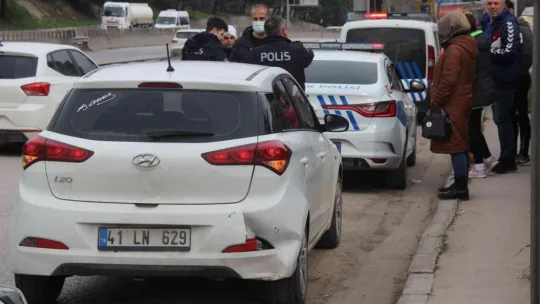 İzmit'te 3 otomobil birbirine girdi