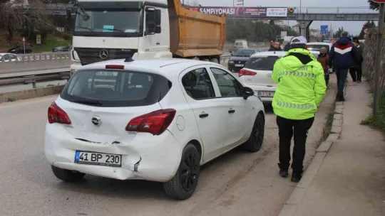 İzmit'te 3 otomobil birbirine girdi
