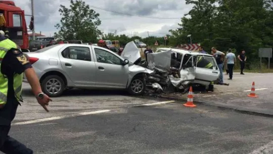 Kocaeli'de 3 otomobil çarpıştı: 4 yaralı!
