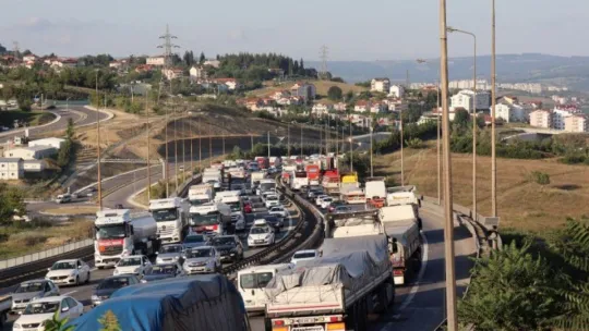3 tırın karıştığı maddi hasarlı kaza TEM Otoyolu'nu kilitledi