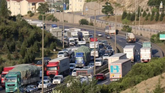 3 tırın karıştığı maddi hasarlı kaza TEM Otoyolu'nu kilitledi