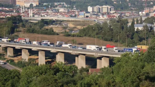 3 tırın karıştığı maddi hasarlı kaza TEM Otoyolu'nu kilitledi