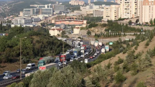 3 tırın karıştığı maddi hasarlı kaza TEM Otoyolu'nu kilitledi