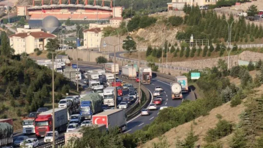 3 tırın karıştığı maddi hasarlı kaza TEM Otoyolu'nu kilitledi