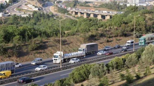 3 tırın karıştığı maddi hasarlı kaza TEM Otoyolu'nu kilitledi