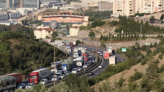 3 tırın karıştığı maddi hasarlı kaza TEM Otoyolu'nu kilitledi