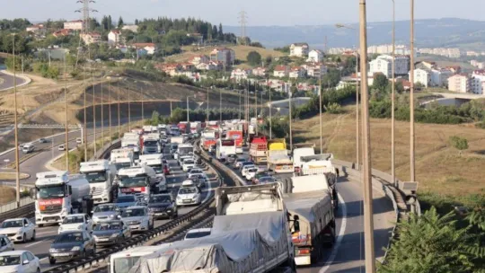 3 tırın karıştığı maddi hasarlı kaza TEM Otoyolu'nu kilitledi