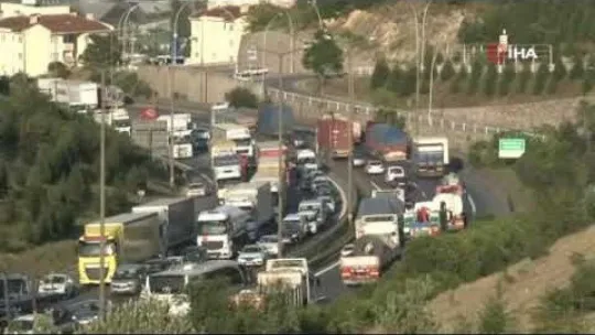 3 tırın karıştığı maddi hasarlı kaza TEM Otoyolu'nu kilitledi