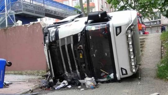 30 ton benzin yüklü tankerin kaza anı kamerada