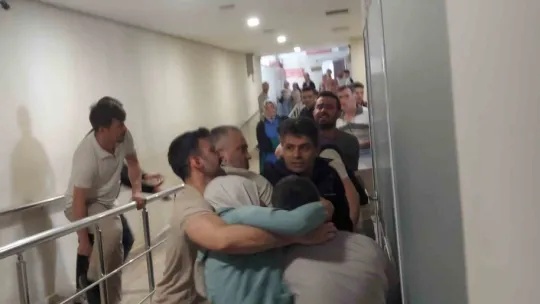 Sanık aileleri adliye koridorunda birbirine girdi