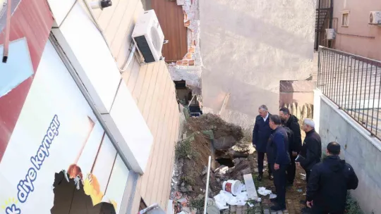 Bölgedeki tüm binalarda ve zeminde detaylı ölçümler yapılıyor