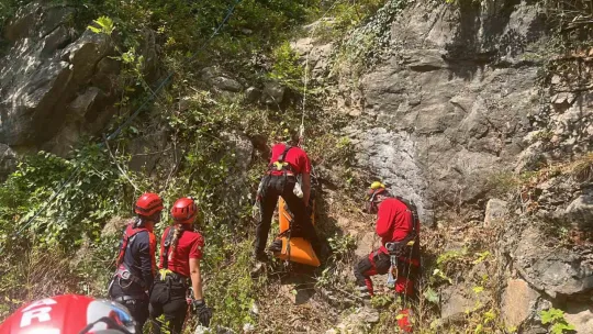 300 metrelik uçurumdaki ceset operasyonla çıkartıldı