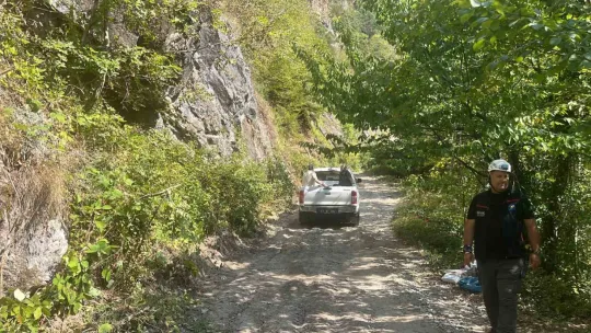 300 metrelik uçurumdaki ceset operasyonla çıkartıldı